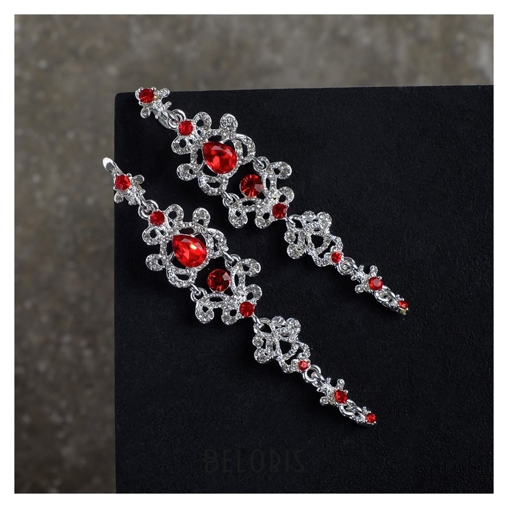 

Серьги висячие со стразами "Ажур" капли с завитками, цвет бело-красный в серебре